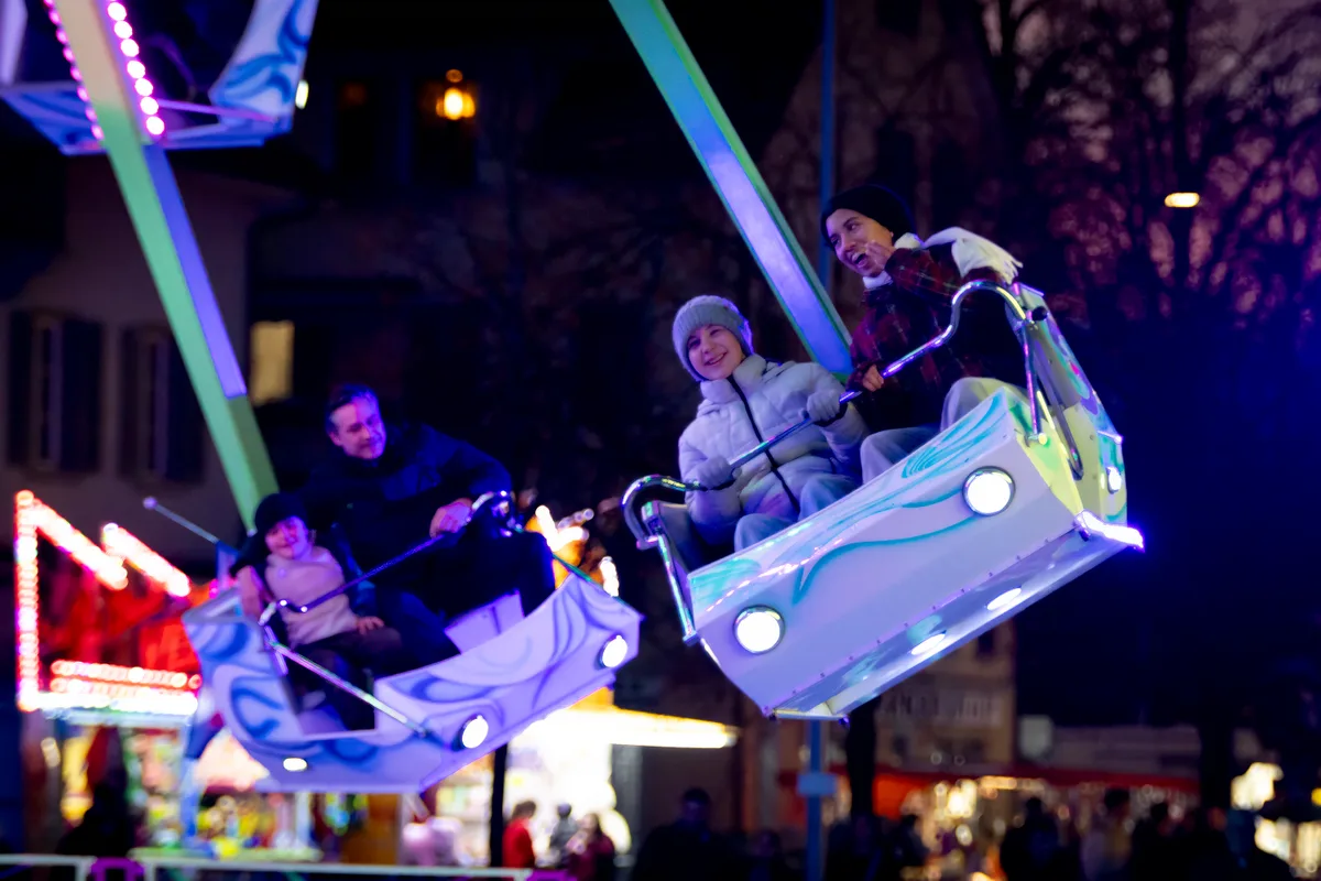 Man sieht den Trubel auf dem Uster Märt bei Nacht.